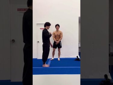 元体操選手のボディビルダー、スタンディング宙返り対決！#shorts2023-04-09 14:36:55